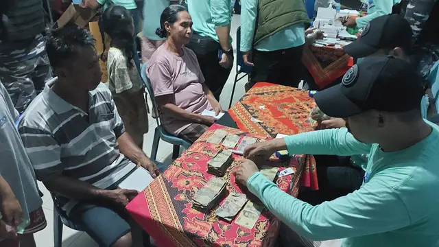 Layanan Penukaran Uang dalam Ekspedisi Rupiah Berdaulat (ERB) Bank Indonesia di Desa Tifu, Kecamatan Leksula, Kabupaten Buru Selatan, Pulau Buru, Maluku, Kamis (24/10/2024).