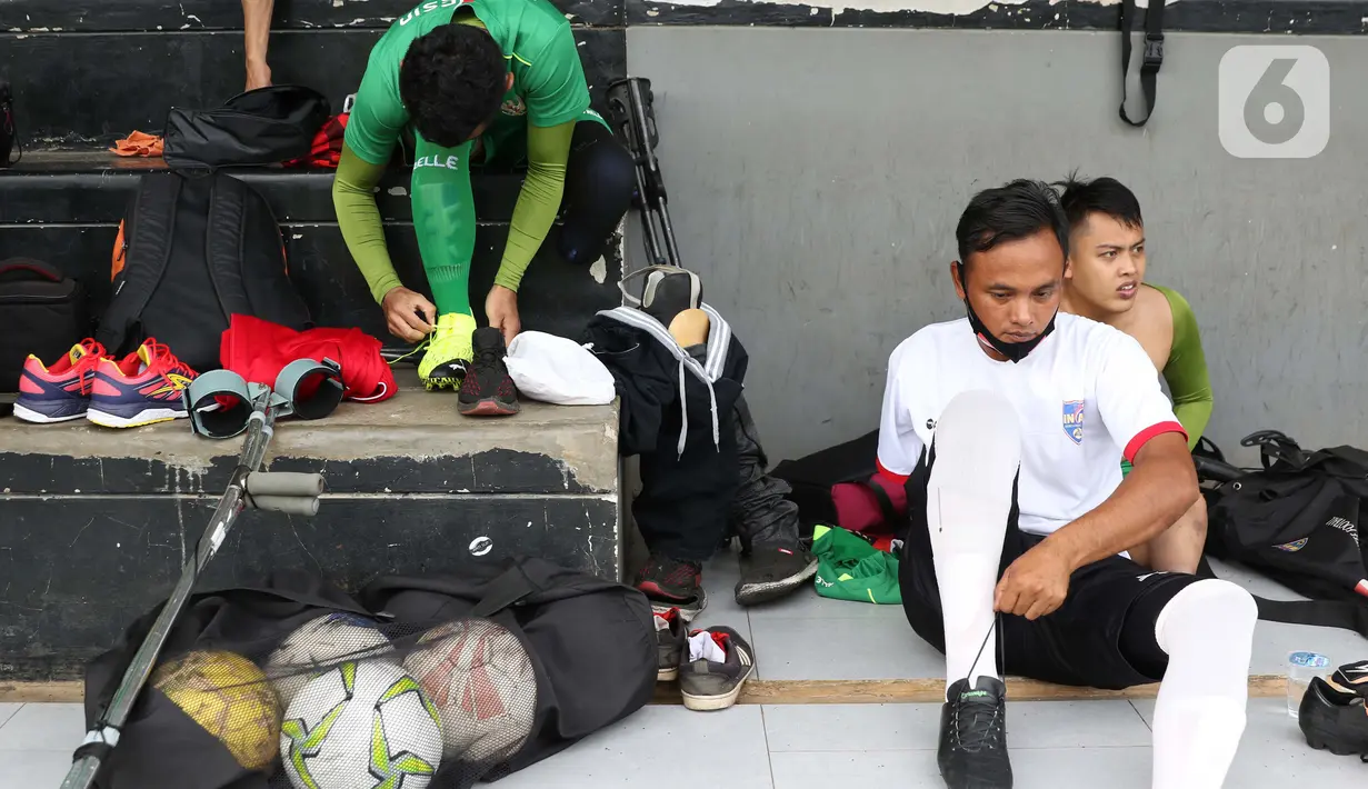 Pemain tim Garuda Indonesian Amputee Football (INAF) melakukan persiapan jelang laga persahabatan dengan tim Selebritis FC di Lapangan C Komplek Gelora Bung Karno, Jakarta, Senin (14/12/2020). Laga ini bagian kampanye duta Piala Dunia U-20 2021. (Liputan6.com/Helmi Fithriansyah)