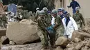Sedikitnya 27 orang dikabarkan tewas dan 10 lainnya hilang akibat bencana tanah longsor di wilayah perumahan di Asaminami, Hiroshima, Jepang, (20/8/2014). (REUTERS/Toru Hanai)