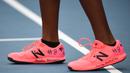 Petenis Amerika Serikat, Coco Gauff, mencoret sepatunya dengan nomor punggung Kobe Bryant saat laga Australia Open di Melbourne, Australia, Senin (27/1). Akibat kecelakaan helikopter, legenda NBA itu wafat bersama sang putri. (AFP/Manan Vatsyayana)