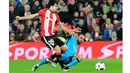 Pemain Athletic Bilbao, Inigo Lekue (kiri)  mencoba menghalau bola dari pemain Barcelona, Arda Turan (kanan)  pada Leg pertama perempat final Copa Del Rey di Stadion San Mames,Bilbao, Spanyol, Kamis (21/1/2016) dini hari WIB. (AFP/Ander Gillenea)
