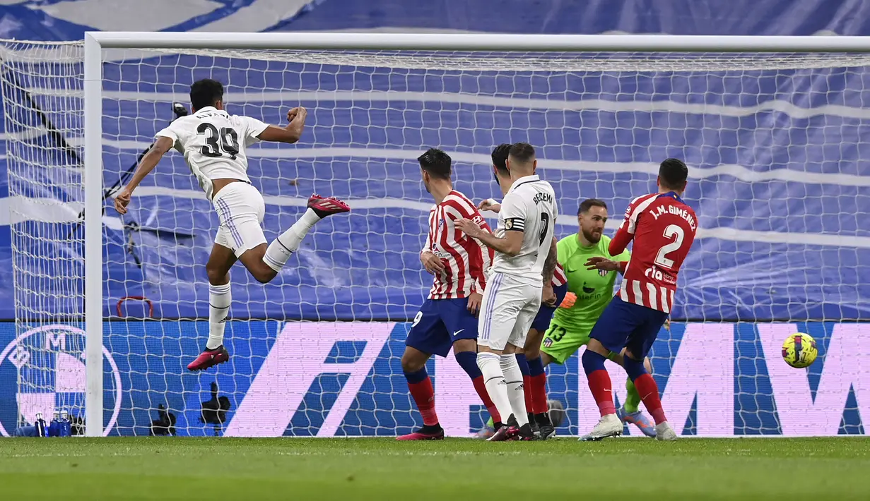 Pemain Real Madrid, Alvaro Rodriguez (kiri) mencetak gol penyeimbang 1-1 ke gawang Atletico Madrid pada laga lanjutan Liga Spanyol 2022/2023 yang berlangsung di Santiago Bernabeu, Spanyol, Minggu (26/02/2023) dini hari WIB. (AFP/Oscar Del Pozo)