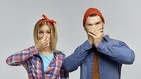Ilustrasi wanita dan pria menutup hidung karena bau badan. (Shutterstock/EverGrump)