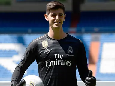 Kiper asal Belgia Thibaut Courtois berpose selama presentasi dirinya menjadi pemain Real Madrid di stadion Santiago Bernabeu (9/8). Courtois resmi didapatkan Madrid dari Chelsea hingga musim 2023/24. (AFP Photo/Javier Soriano)