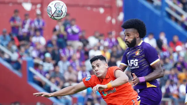 Striker Borneo FC, Matheus Pato duel dengan penyerang Persik, Joanderson