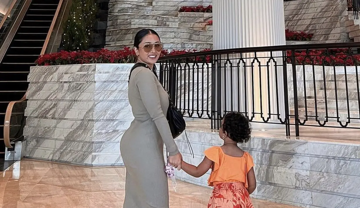 Mutia Ayu pun tetap tampil seksi meski sudah memiliki anak. Ia tampil dengan dress panjang abu-abu bodycon. Sedangkan Gewa mengenakan atasan orange dengan short pantsnya. (@mutia_ayuu)