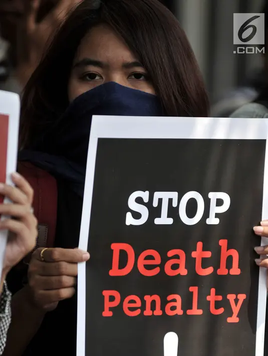 Pengunjuk rasa membawa poster untuk menyuarakan aspirasi di depan Kedutaan Besar Arab Saudi, Jakarta, Selasa (20/3). Demonstran meminta Pemerintah Arab Saudi menghentikan kebijakan hukuman mati, khususnya untuk buruh migran. (Merdeka.com/Iqbal S. Nugroho)