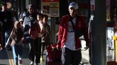 Calon penumpang Kereta Api Jarak Jauh bersiap masuk ke ruang tunggu Stasiun Pasar Senen, Jakarta, Senin (16/3/2026). (Kapanlagi.com/Budy Santoso)