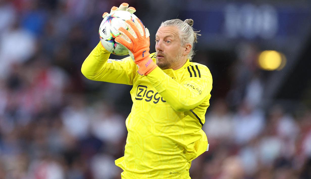 Aksi kiper Ajax Amsterdam, Remko Pasveer saat menghadapi Glasgow Rangers dalam laga fase Grup A Liga Champions 2022/2023 di Johan Cruijff ArenA, Amsterdam (7/9/2022). Remko Pasveer menjadi pemain tertua ketiga di fase grup Liga Champions 2022/2023 saat diturunkan Ajax menghadapi Glasgow Rangers (1/11/2022) ia telah berusia 38 tahun, 11 bulan dan 24 hari.(AFP/Kenzo Tribouillard)