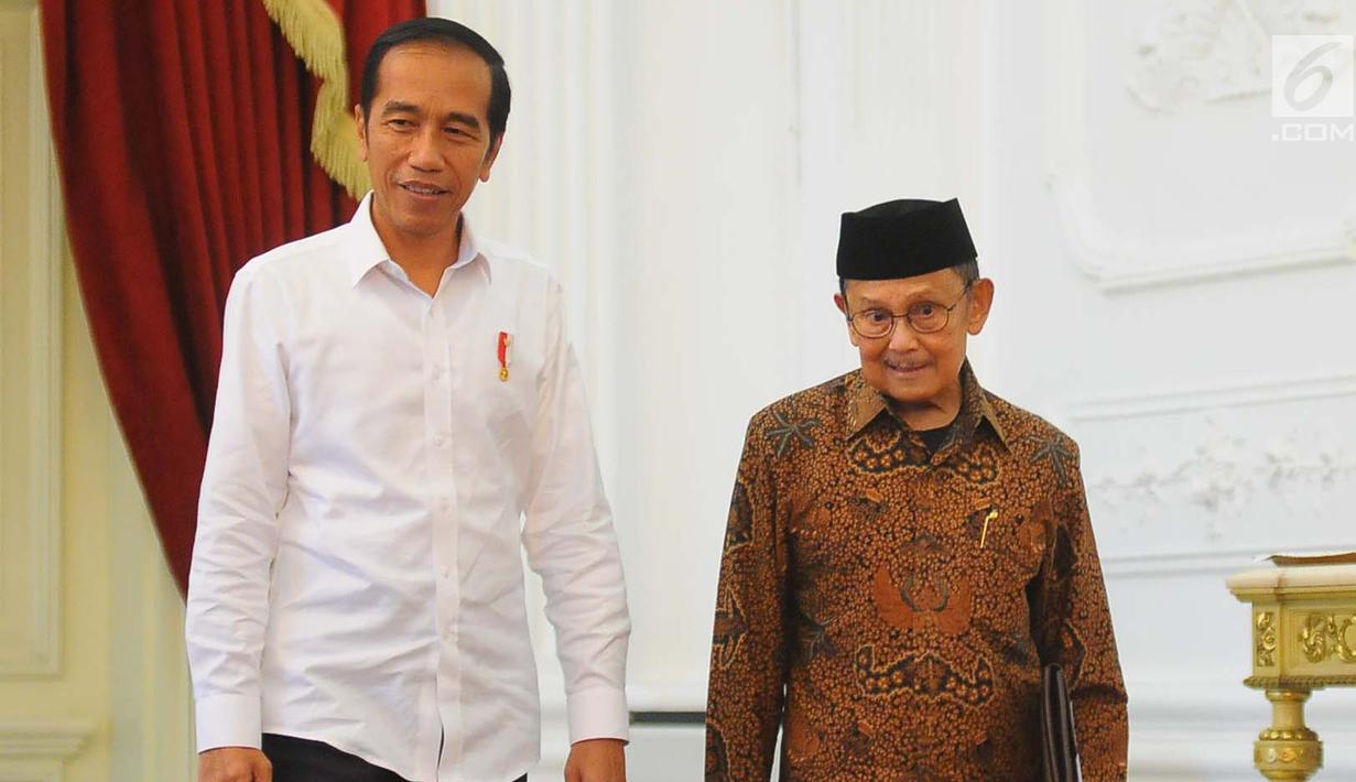 Presiden Joko Widodo atau Jokowi (kiri) saat menerima kunjungan Presiden ketiga RI BJ Habibie di Istana Merdeka, Jakarta, Jumat (24/5/2019). Habibie datang sekitar pukul 14.19 WIB mengenakan pakaian batik cokelat. (Liputan6.com/Angga Yuniar)
