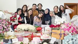 Orang-orang yang bekerja di rumah Fuji juga turut serta memberikan kejutan dan hadiah. Potret kebersamannya ini pun penuh dengan kehangatan. Tak hanya Fuji, keluarga dan orang-orang terdekatnya tentunya juga turut merasakan kebahagiaan di ulang tahun Fuji. Berpose memeluk Gala, netizen gemas dengan kebersamaan Fuji dan keponakan satu-satunya itu. (Liputan6.com/IG/fuji_an)