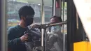 Sejumlah pasien Covid-19 Tanpa Gejala berada di dalam bus sekolah di Puskesmas Kecamatan Cilandak, Jakarta, Kamis (4/2/2021). Data Satgas Covid-19 per Kamis (4/2) mencatat kasus positif di Indonesia bertambah 11.434 orang. (Liputan6.com/Herman Zakharia)