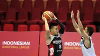 Pemain M88 Aspac Jakarta, Prastawa mencoba melewati hadangan pemain NSH Jakarta, pada laga IBL Reguler Season di Hall A Senayan, Jakarta, Minggu (10/1/2016). Aspac Jakarta menang 78-61. (Bola.com/Nicklas Hanoatubun)