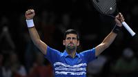 Petenis asal Serbia, Novak Djokovic memerlihatkan ekspresi kegembiraan setelah menundukkan Matteo Berrettini pada hari pertama turnamen tenis ATP World Tour Finals, di O2 Arena, London, Minggu (10/11/2019). (AFP / Adrian Dennis)