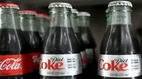 Menurut ahli ilmu biokimia Sara Risch, perbedaan rasa tersebut disebabkan oleh cairan soda Coca Cola yang bereaksi akibat substansi polimer.