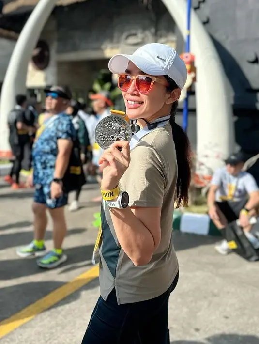 <p>"Walau di luar itu smua bilang klo nanti akan seru karena kita bisa liat sawah, rumah2 penduduk dan tarian2 di pinggir jalan yg nyambut para pelari2 berlomba.." sambung perempuan kelahiran Jakarta 42 tahun silam ini. [Instagram/ussypratama]</p>