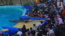 Wisatawan melihat ikan lumba-lumba di tempat wisata kawasan Ancol, Jakarta, Minggu (8/1/2023). Saat ini kinerja sektor pariwisata dan ekonomi kreatif pada 2023 dihadapkan dengan target yang cukup tinggi. Kunjungan wisman diharapkan mencapai angka 7,4 juta dan wisatawan nusantara mencapai 1,2-1,4 miliar pergerakan. (Liputan6.com/Angga Yuniar)
