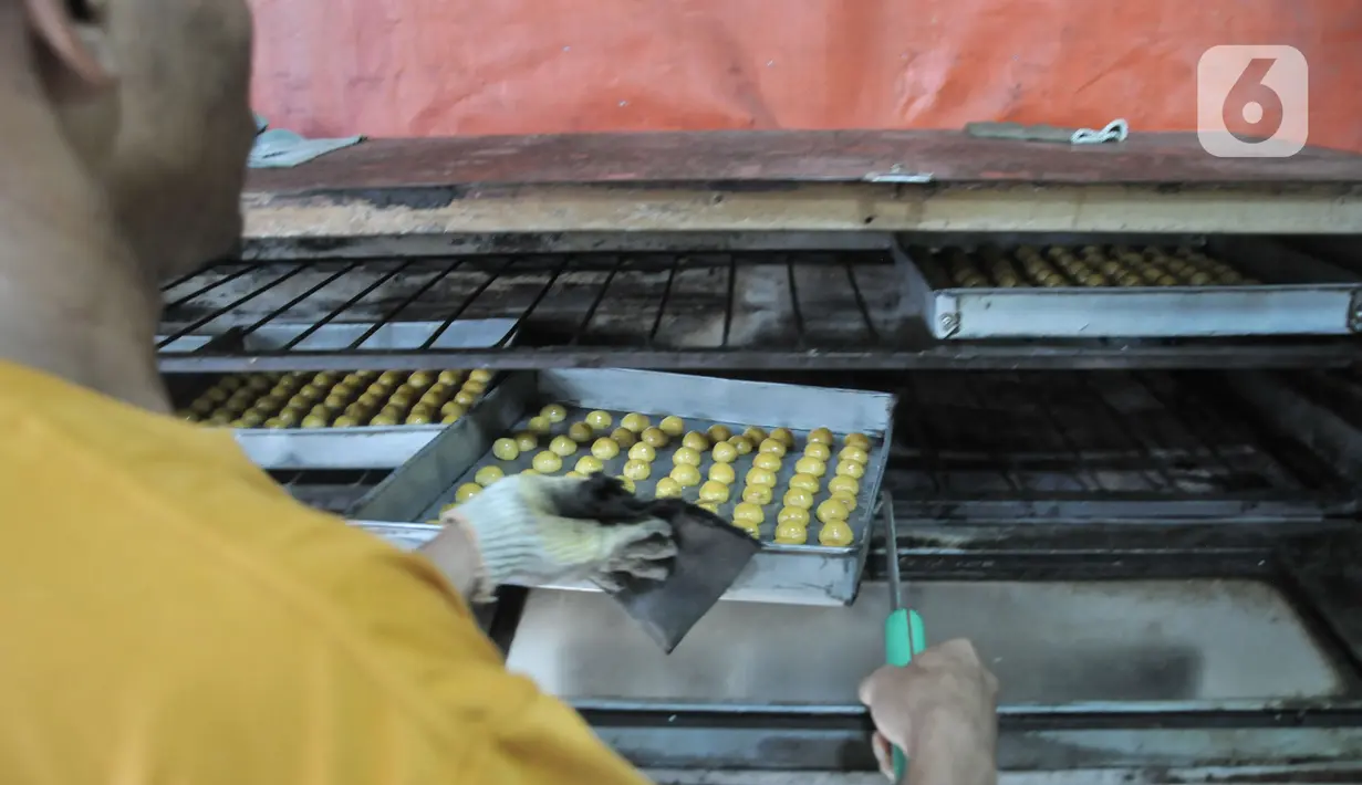 Industri rumahan yang berdiri sejak 1996 ini membuat berbagai jenis kue kering seperti nastar, kacang, dan kue lidah kucing.  (merdeka.com/Iqbal S Nugroho)