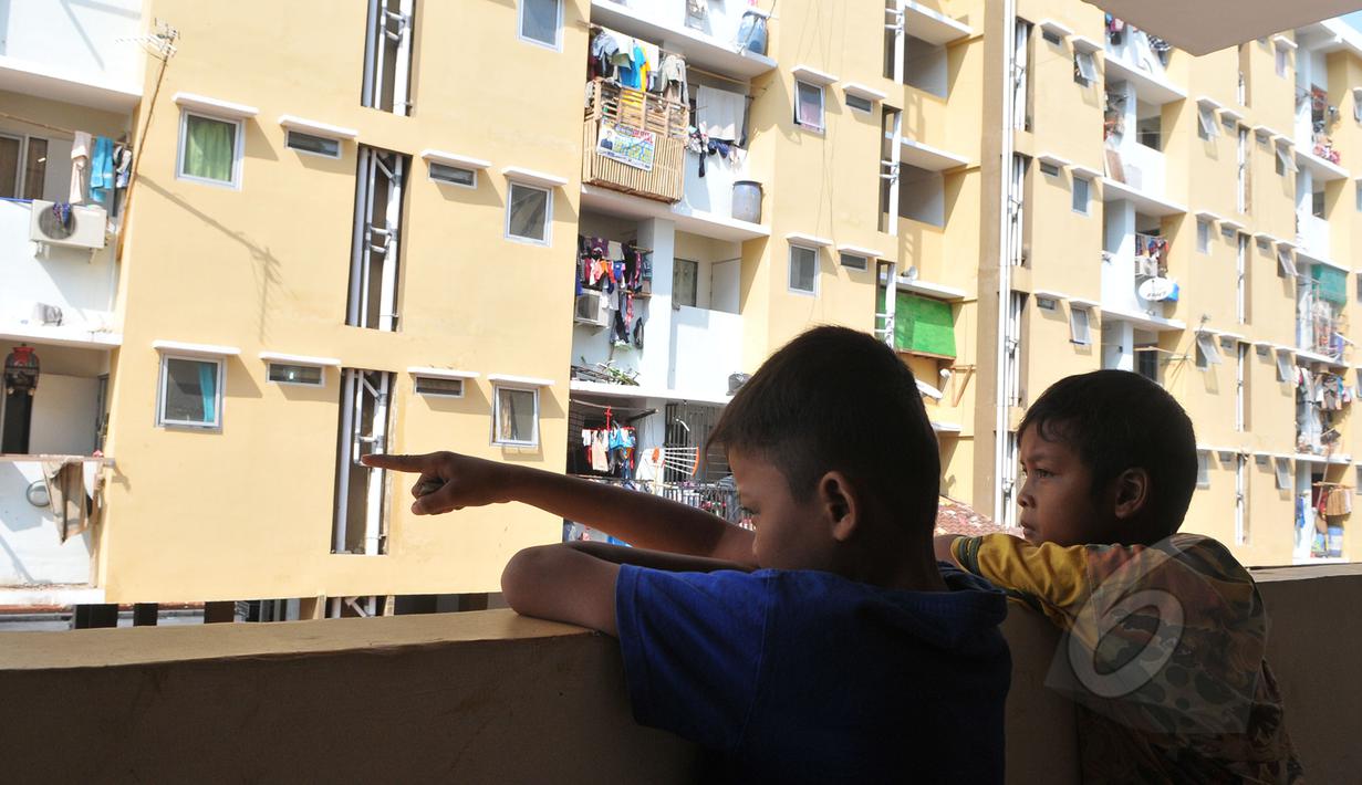 Dua orang anak kecil saat berada di dalam Rusunawa Muara Baru, Jakarta, Kamis (21/05/2015). Fasilitas rusunawa muara baru akan di tambah dan diperlengkap seperti pembangunan Ruang Publik Terpadu Ramah Anak (RPTRA). (Liputan6.com/Herman Zakharia)