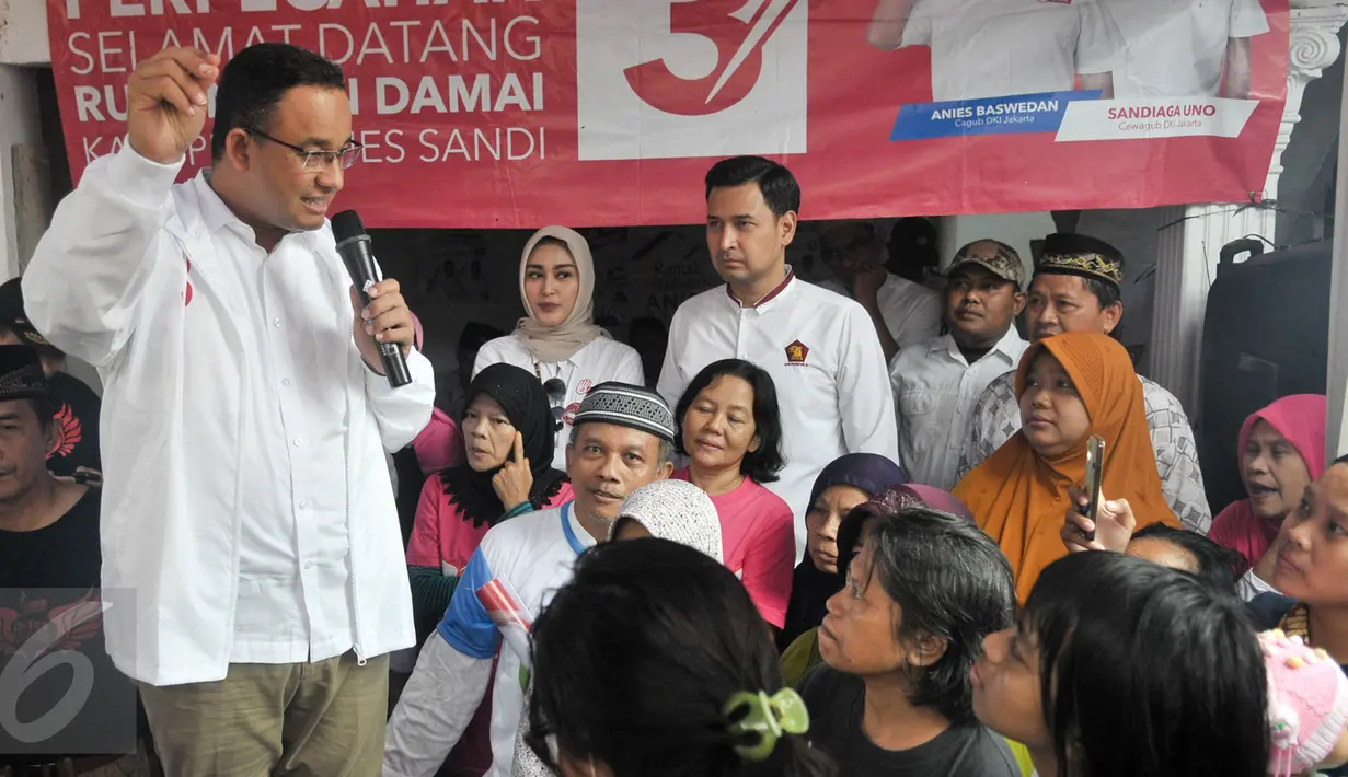 Cagub DKI Jakarta, Anies Baswedan memaparkan program kerjanya kepada warga Gang Sawo, Ampera, Jakarta Selatan, Senin (20/3). Dalam kunjungannya, Anies juga berpesan agar warga mengawal penghitungan suara di TPS mereka nanti. (Liputan6.com/Yoppy Renato)