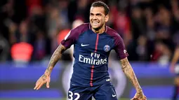 2. Dani Alves – Pemain yang berposisi sebagai bek ini merupakan peraih 34 trofi bersama klub Eropa. Diantaranya Sevilla, Barcelona, Juventus hingga Paris Saint Germain. (AFP/Franck Fife)