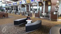 Petugas membersihkan meja di ruang cek Terminal 3 Bandara Soekarno-Hatta, Tangerang, Senin (24/04). Terminal 3 siap melayani penerbangan internasional yang dioperasikan maskapai penerbangan Garuda Indonesia. (Liputan6.com/Fery Pradolo)
