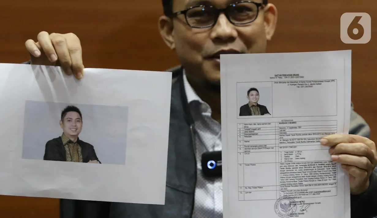 Pelaksana tugas (Plt) Juru Bicara KPK, Ali Fikri menunjukkan data diri Bupati Tanah Bumbu periode 2010-2015 dan 2016-2018, Mardani H. Maming saat mengumumkan status Daftar Pencarian Orang (DPO), Gedung KPK, Jakarta, Selasa (26/7/2022). Mardani H Maming terjerat dalam kasus dugaan suap dan gratifikasi terkait izin usaha pertambangan di Kabupaten Tanah Bumbu, Kalimantan Selatan. (Liputan6.com/Helmi Fithriansyah)