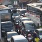 Sejumlah pengendara motor juga terjebak kemacetan di jalur lingkar Nagrek, Jawa Barat, Sabtu (2/7). Meningkatnya volume kendaraan menjadi penyebab kemacetan di jalur yang rutin dilintasi pemudik setiap tahun tersebut. (Liputan6.com/Immanuel Antonius)