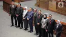 Pimpinan sidang foto bersama saat Rapat Paripurna ke-15 masa persidangan III tahun 2022-2023 dalam penyampaian laporan hasil uji kelayakan dan kepatutan Calon Anggota KPI periode 2022-2025 di Kompleks Parlemen, Senayan, Jakarta, Selasa (7/2/2023). Rapat Paripurna tersebut mengesahkan calon Anggota Komisi Penyiaran Indonesia (KPI) Periode 2022-2025. (Liputan6.com/Faizal Fanani)