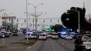 Petugas memblokir jalan di lokasi penembakan petugas kepolisian di Baton Rouge, Louisiana, AS, Minggu (17/7). Tiga polisi tewas dan tiga lainnya mengalami luka-luka saat terjadi penembakan di sebuah jalan. (REUTERS/Joe Penney)