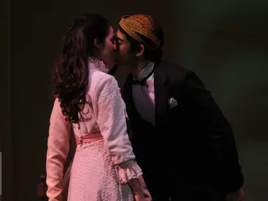 Reza Rahadian mencium Chelsea Islan dalam pertunjukan 'Bunga Penutup Abad' di Gedung Kesenian Jakarta, Rabu, (24/8). Pertunjukan teater tersebut diadaptasi dari novel karya Pramoedya Ananta Toer. (Liputan6.com/Gempur M  Surya)