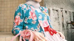 Gaya anggun Ansellma Putri saat pakai kebaya ini berhasil mencuri perhatian netizen. Netizen pun tak sungkan memuj cantik perempuan yang berasal dari Bandung ini saat tampil berkebaya. Terlebih, penampilan anggunnya ini disempurnakan dengan pakai hijab. (Liputan6.com/IG/@ansellmaputri)