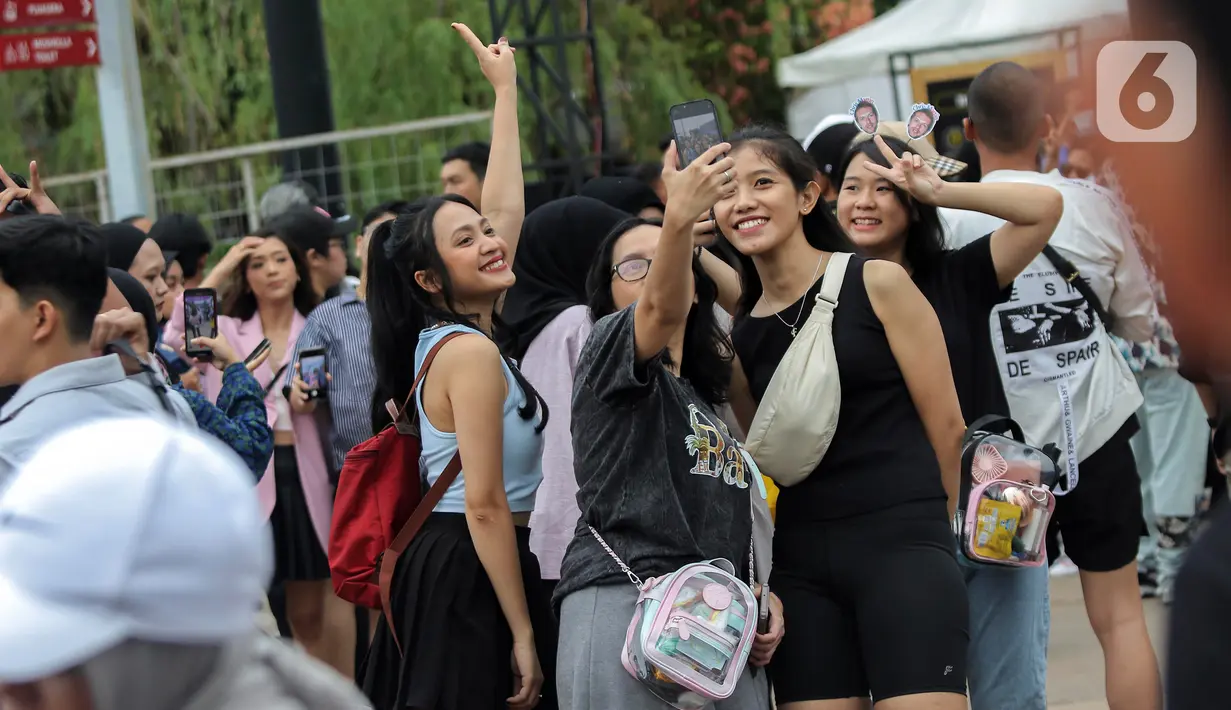 Meski konser baru digelar malam nanti, tapi fans sudah antre sejak pagi tadi. (Liputan6.com/Angga Yuniar)