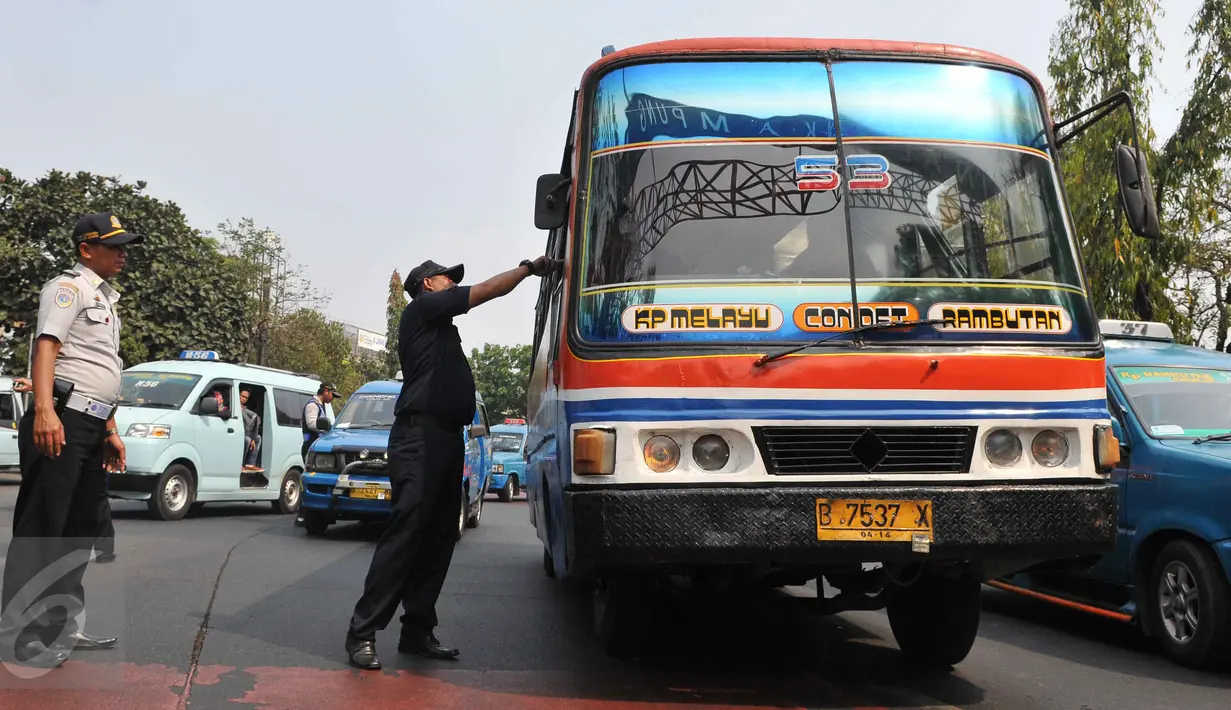 Petugas Dishub melakukan razia surat kelengkapan pengendara di kawasan Terminal Kp. Rambutan, Jakarta (6/10/15). Pemeriksaan tersebut untuk menghidari angka kecelakaan dan mengurangi polusi. (Liputan6.com/Gempur M Surya)