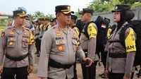 Kepala Polres Rokan Hulu AKBP Budi Setiyono mengecek pasukan yang akan dikirim ke tempat pemungutan suara Pemilu 2024. (Liputan6.com/M Syukur)