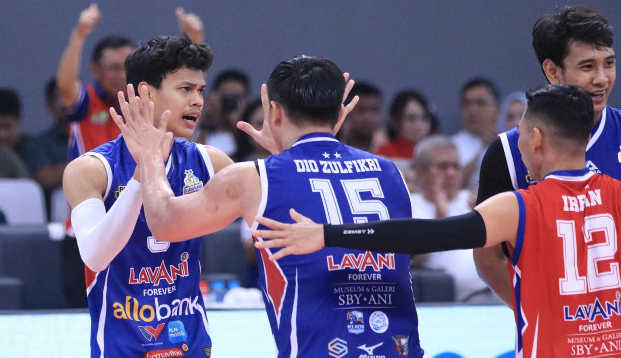 <p>Selebrasi pemain Jakarta LavAni Allobank Electric, Boy Arnes Arabi (kiri) bersama Dio Zulfikri setelah mencetak angka saat menghadapi Jakarta Garuda Jaya pada laga seri keempat putaran kedua PLN Mobile Proliga 2024 di GOR Terpadu A. Yani, Pontianak, Sabtu (22/6/2024). Jakarta LavAni Allobank Electric menang 3-0 (25-20, 25-11, 25-20). (Dok. PBVSI)</p>