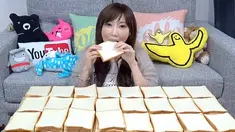 Yuka Kinoshita, wanita cantik asal Jepang ini melakukan tantangan untuk mengonsumsi 100 lembar roti tawar dengan jumlah 10 ribu kalori dan berat 3,8 kg hanya dalam waktu yang cukup singkat. (dailymail.co.uk)