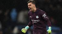 Selebrasi kiper Manchester City, Ederson setelah Bernardo Silva mencetak gol ke gawang Bayern Munchen pada laga leg pertama perempatfinal Liga Champions 2022/2023 di Etihad Stadium, Manchester (11/4/2023). Menang 3-0 alias tanpa kebobolan saat jumpa Burnley, membuat kiper Manchester City yang tampil penuh dalam laga tersebut, Ederson tercatat sebagai kiper pertama yang membuat clean sheet alias nir-bobol dalam Liga Inggris musim 2023/2024. (AFP/Paul Ellis)