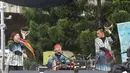 Delegasi seniman Korea Selatan memeriahkan acara Festival of Nations di Jalan Dago, Bandung, Minggu (26/4//2015). Acara ini menjadi ajang pertukaran budaya antarnegara Asia Afrika. (Liputan6.com/Herman Zakharia) 