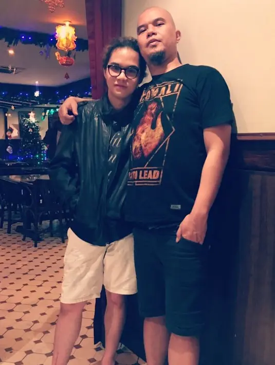 "Enggak sih (curhat ke Mulan) karena aku lebih nyaman curhat sama orangtua kandung ya. Kalau soal cewek karena aku cowok, jadi curhat ke ayah. Dua-duanya tempat curhat yang nyaman," kata Dul Jaelani. (instagram/duljaelani)