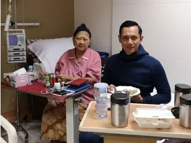 Agus Harimurti Yudhoyono (AHY) berbuka puasa bersama Ani Yudhoyono. (dok.Instagram @agusyudhyono/https://www.instagram.com/p/BxHpfy2H1gh/Henry