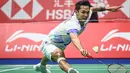 Tunggal putra Indonesia, Jonatan Christie melakukan pukulan pengembalian ke arah Shi Yuqi dari Tiongkok selama pertandingan semifinal turnamen bulu tangkis BWF World Tour China Masters 2024 di Shenzhen Gymnasium, provinsi Guangdong, China, pada Sabtu 23 November 2024. (China OUT/STRINGER/AFP)