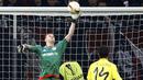 Kiper Leverkusen, Bernd Leno, menyelamatkan gawangnya dari kebobolaan saat melawan Villarreal pada laga leg kedua babak 16 besar Liga Europa di Stadion BayArena, Jerman, Jumat (18/3/2016) dini hari WIB. (Reuters/Wolfgang Rattay)