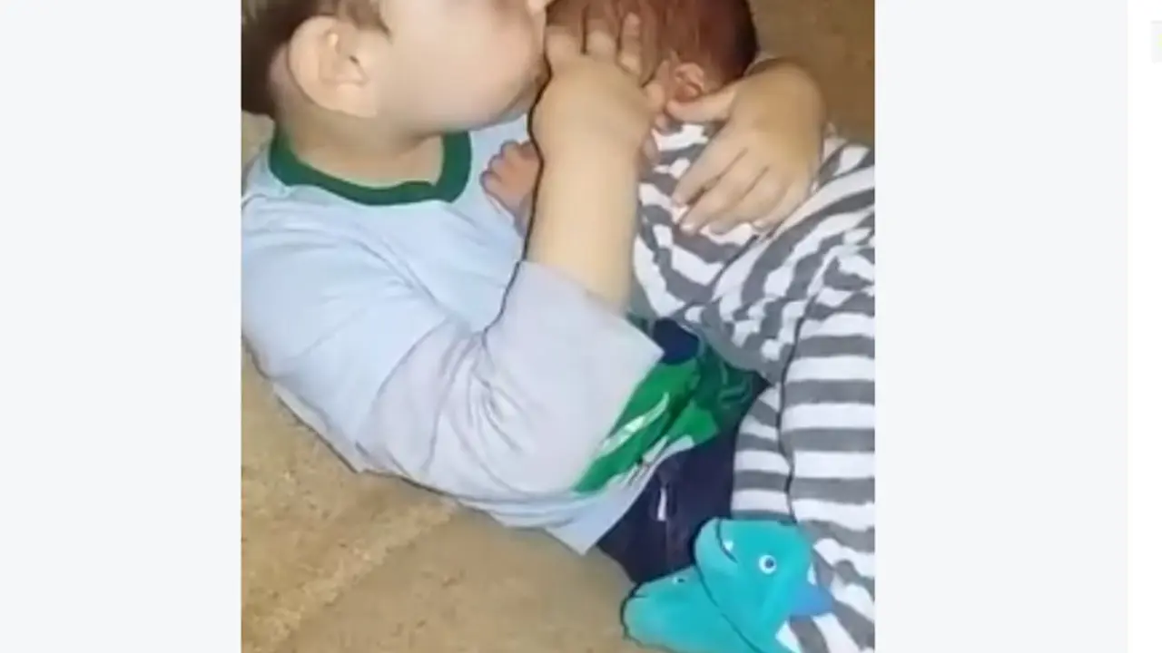 Tingkah Lucu Bocah Laki-laki yang Nggak Mau Pisah dari Adiknya