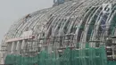 Pekerja menyelesaikan proyek pembangunan stasiun LRT Cawang-Gatot Soebroto, Jakarta, Jumat (26/6/2020). PT Adhi Karya (Persero) Tbk mencatat progres pembangunan jalur kereta api ringan atau light rail transit (LRT) Jabodebek tahap I telah mencapai 71,2% hingga 22 Mei 2020. (merdeka.com/Imam Buuhori)