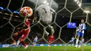 Penyerang Liverpool, Roberto Firmino berhasil mencetak gol ke gawang FC Porto pada leg kedua perempat final Liga Champions 2018/2019 di Estadio do Dragao, Rabu (17/4). Liverpool memastikan lolos ke babak semifinal Liga Champions setelah membantai FC Porto 4-1. (Reuters/Andrew Boyers )