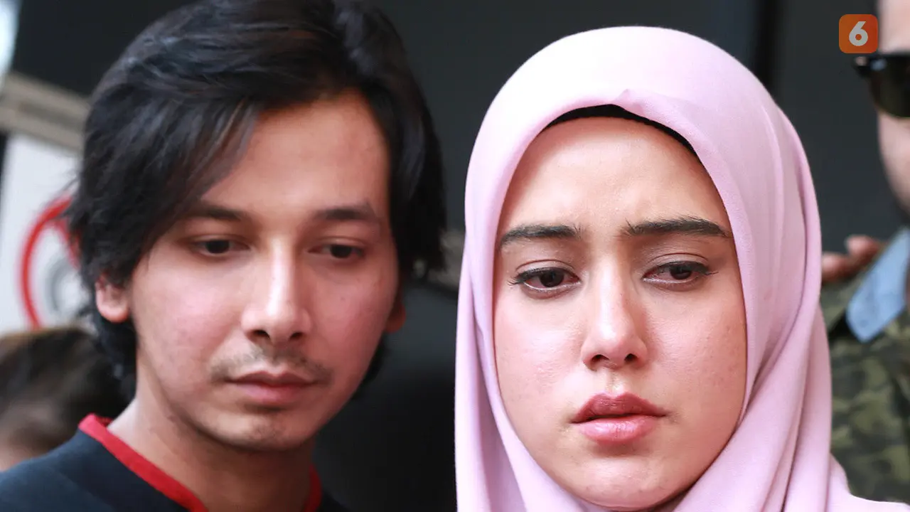 [Fimela] Fairuz A. Rafiq dan Suami
