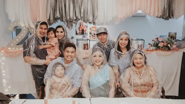 Momen Perayaan Ulang Tahun Chelsea Olivia ke-28. (Sumber: Instagram/glennalinskie)