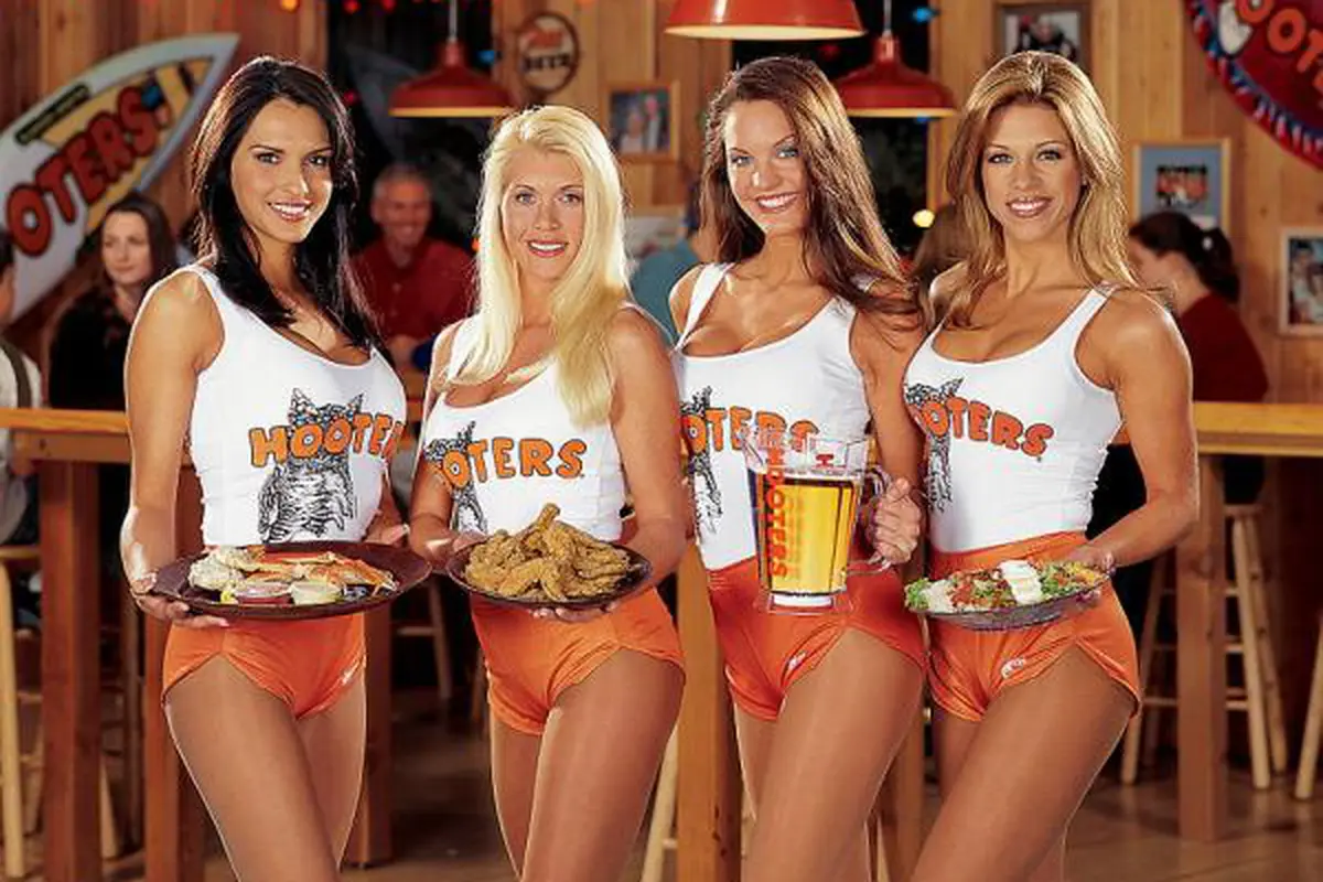 Restoran Hooters Jakarta, dari Sayap Goreng Hingga Pelayan Seksi
