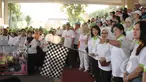 Istri Wakil Presiden Jusuf Kalla, Ibu Mufidah Kalla(ketiga dari kanan), Menkes Nila Djuwita F.Moelok, Ketua MPATI Gayatri Pamoedji, membuka acara fun walk 2015 Autism is not a joke di balai kota, Jakarta, Minggu (29/3/2015). (Liputan6.com/Herman Zakharia)